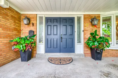 8 Medalist Road, ON M2P 1Y3