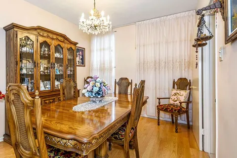 94 Montrose Avenue, ON M6J 2T7