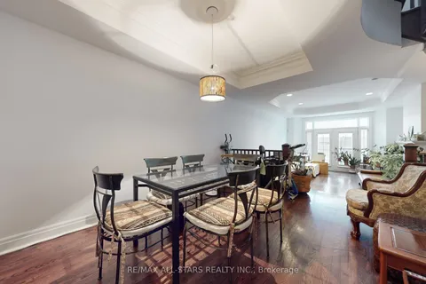 246 Walmer Road, ON M5R 3R7