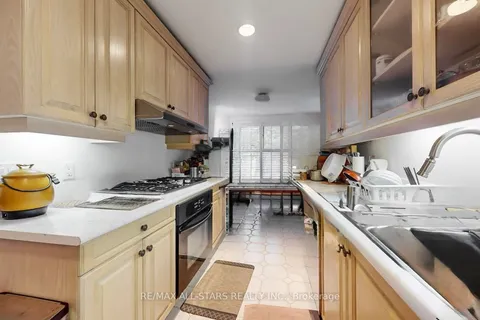 246 Walmer Road, ON M5R 3R7