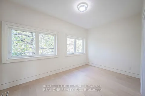 16 Mulberry Crescent, ON M6C 1N5