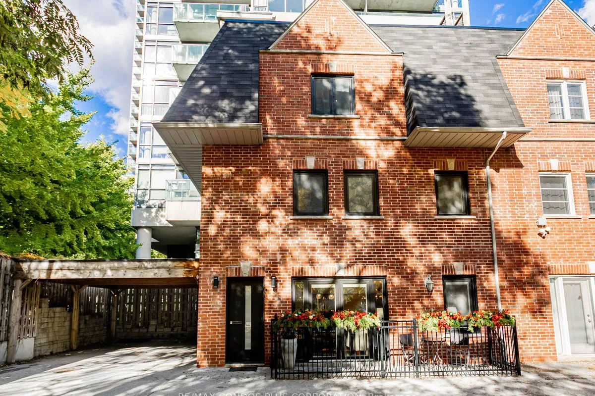 346 Jarvis Street, ON M4Y 2G6