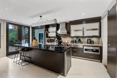 230 Strathallan Wood, ON M5N 1T4