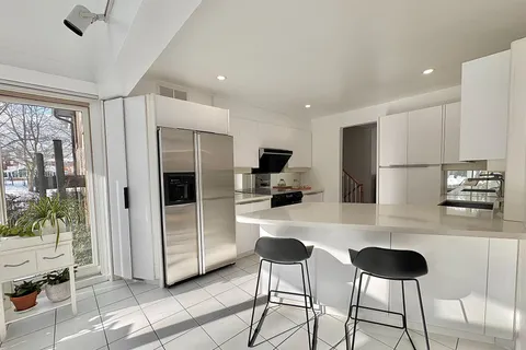 9 Alderdale Court, ON M3B 2H8