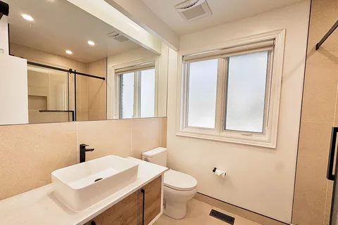 9 Alderdale Court, ON M3B 2H8