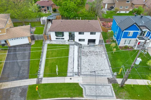 112 Kingslake Road, ON M2J 3E8