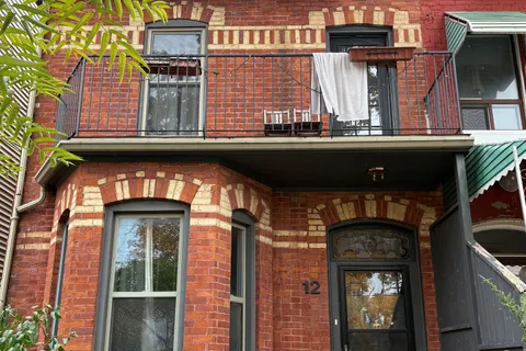 12 Bellevue Avenue, ON M5T 2N4