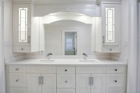 19 Irvington Crescent, ON M2N 2Z2