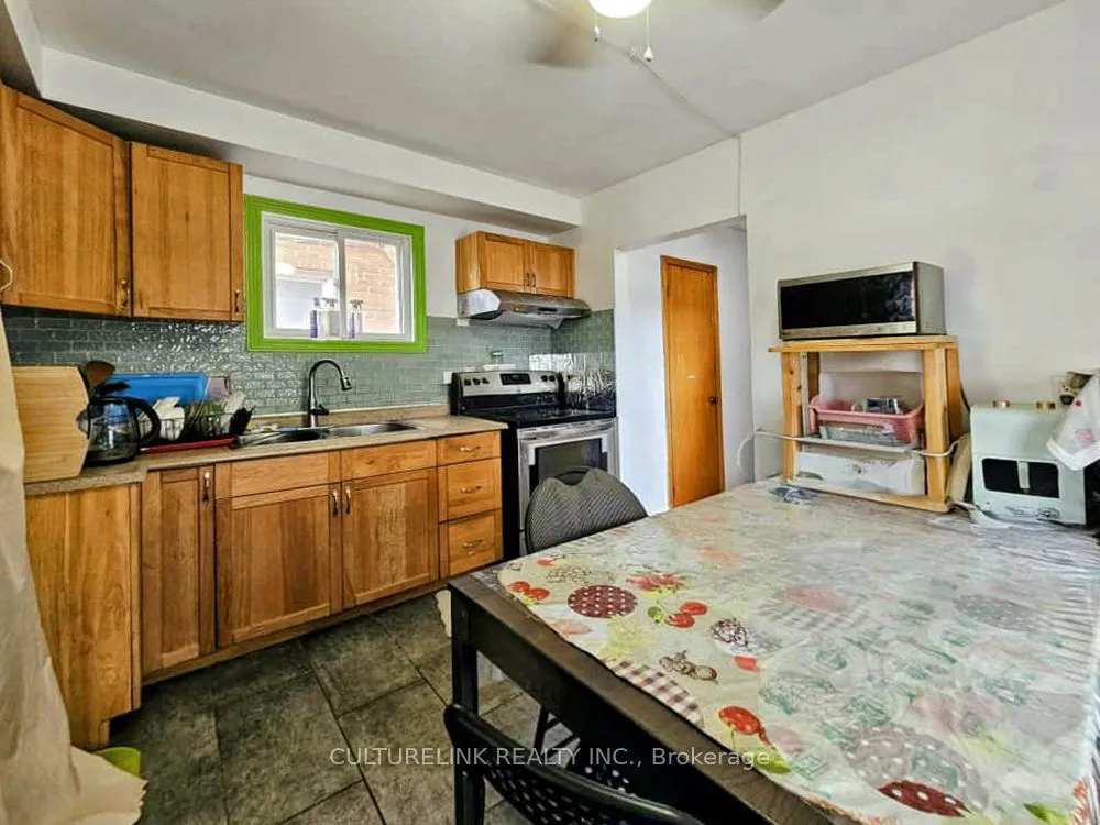 52 Palmerston Avenue, ON M6J 2J1