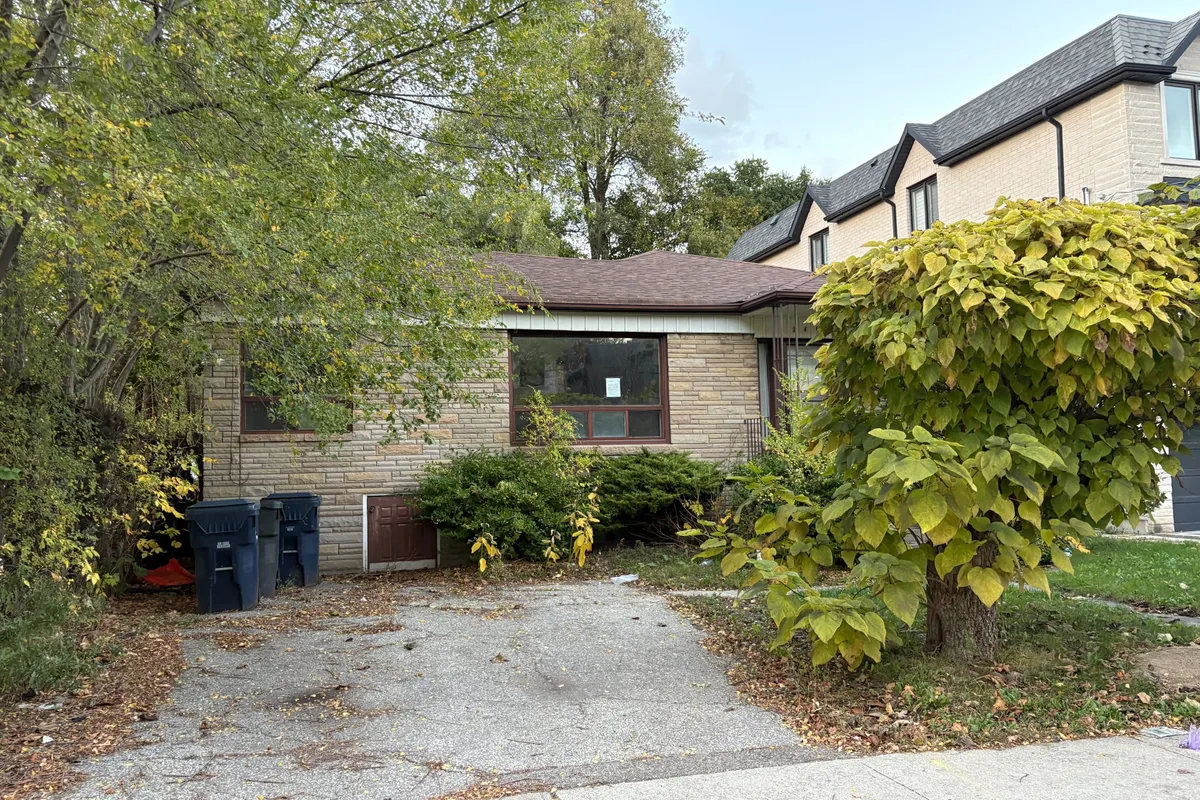 146 Bannockburn Avenue, ON M5M 2N5