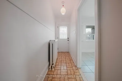 18 Greyton Crescent, ON M6E 2G2