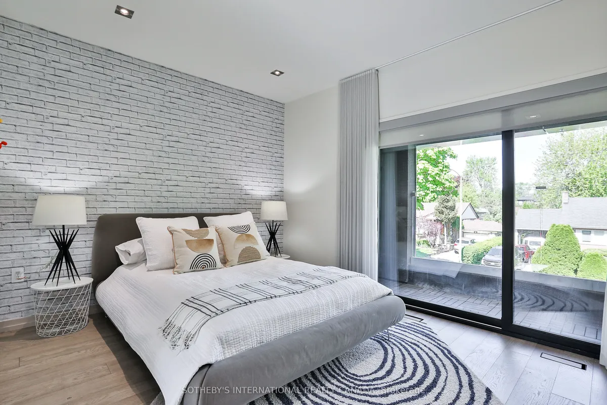 31 Overton Crescent, ON M3B 2V4