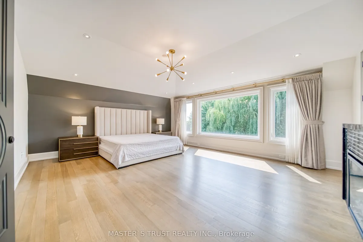 15 Ames Circle, ON M3B 3B9