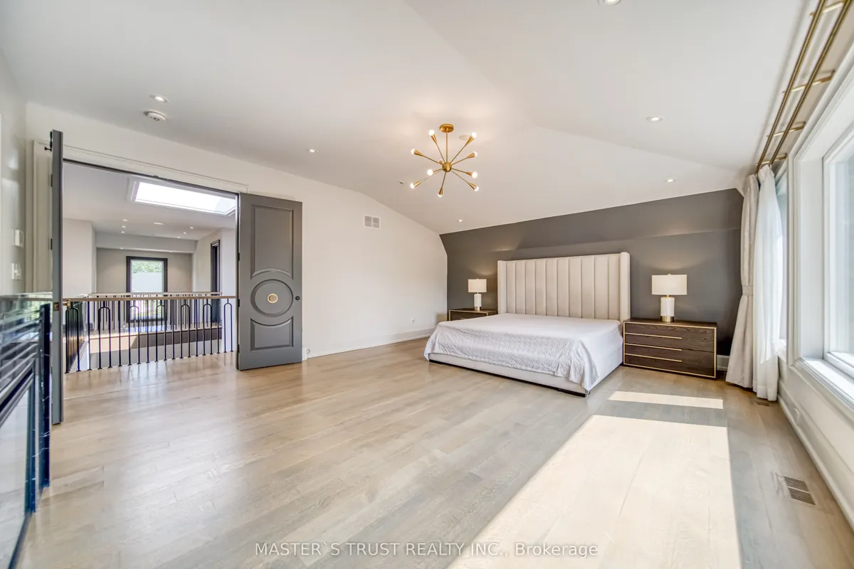 15 Ames Circle, ON M3B 3B9