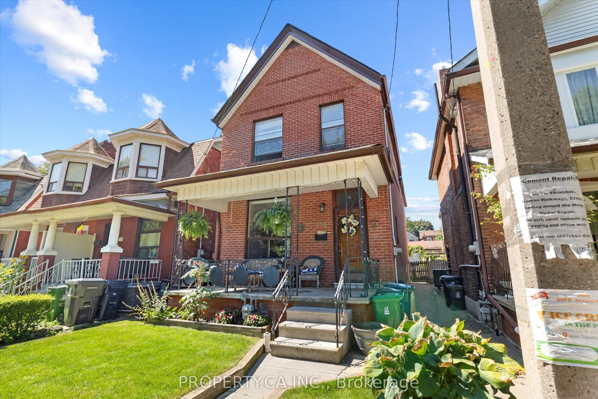 790 Manning Avenue, ON M6G 2W6