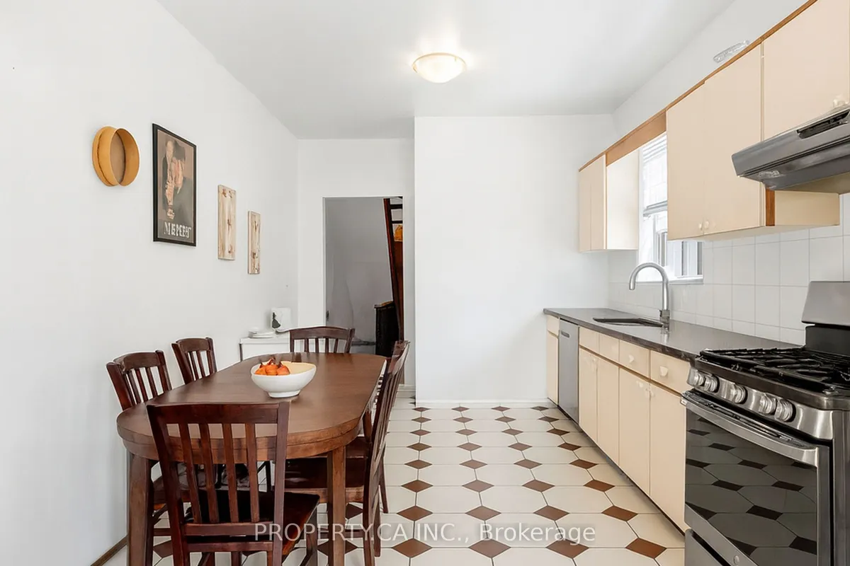 790 Manning Avenue, ON M6G 2W6