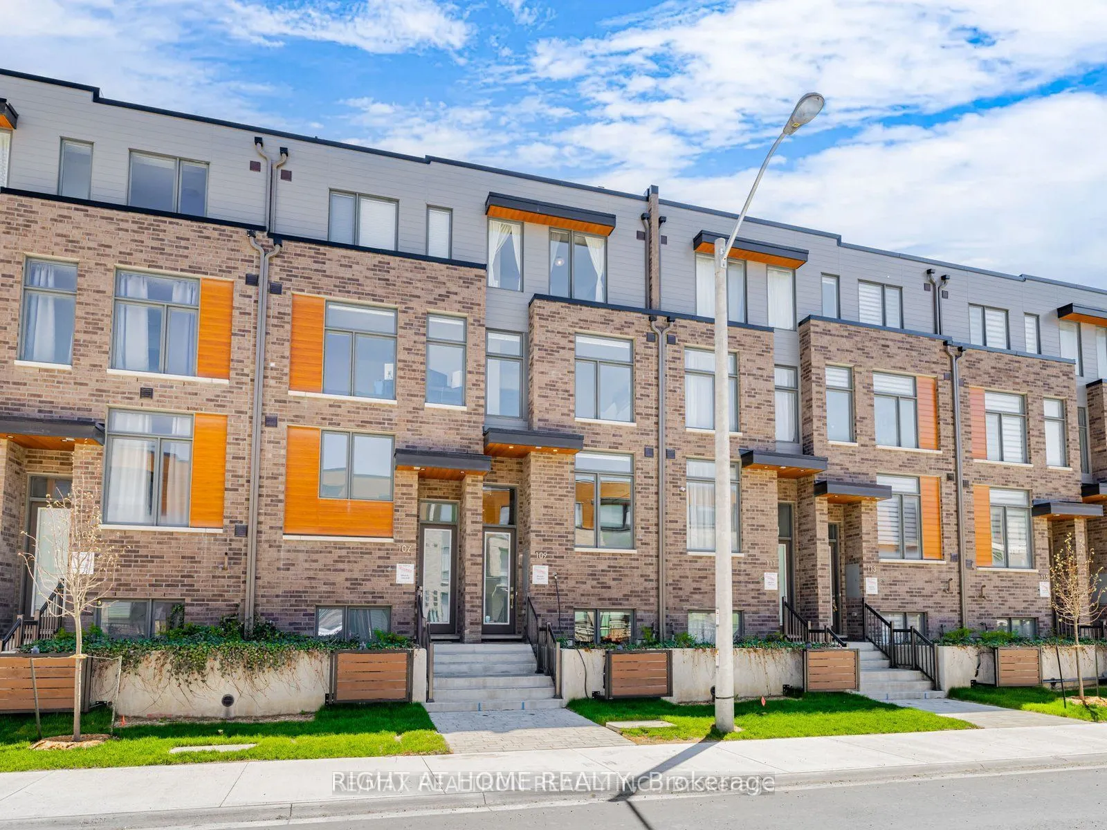 111 GREEN GARDENS Boulevard, ON M6A 0E2