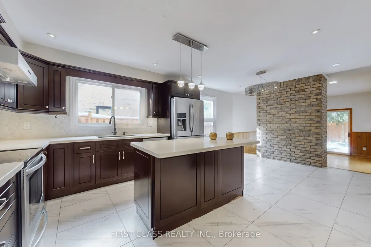 8 Fernside Court, ON M2N 6A1