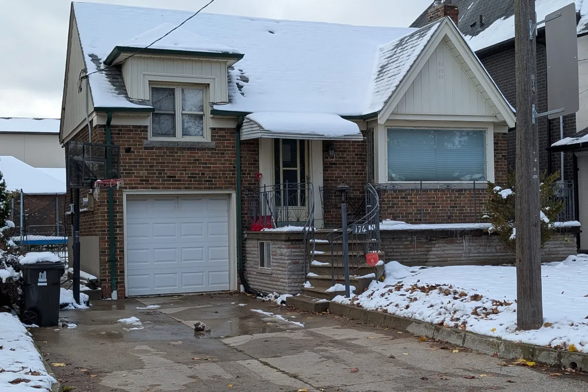 174 Falkirk Street, ON M5M 4K6