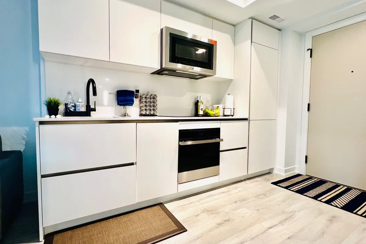 327 King Street, ON M5V 0W7