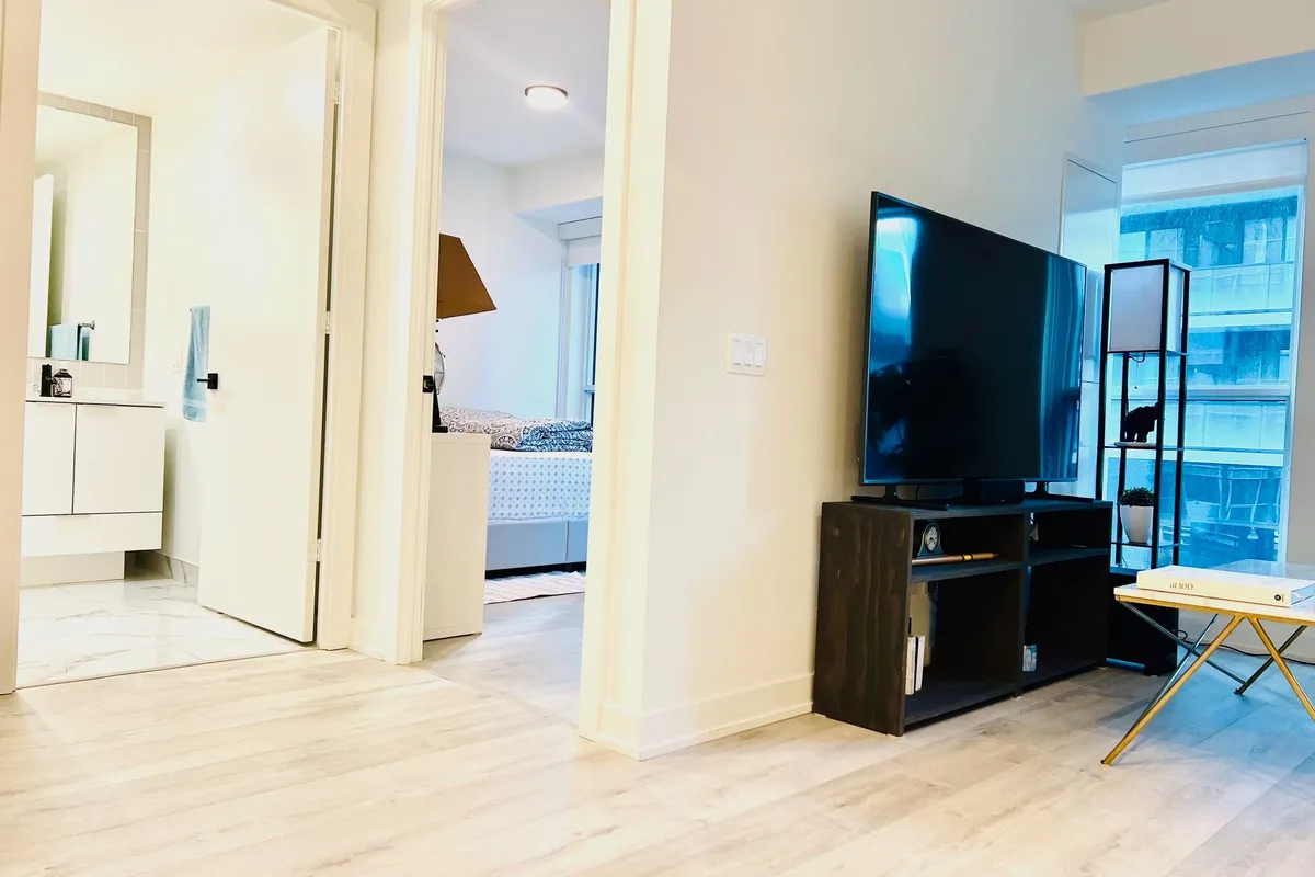 327 King Street, ON M5V 0W7