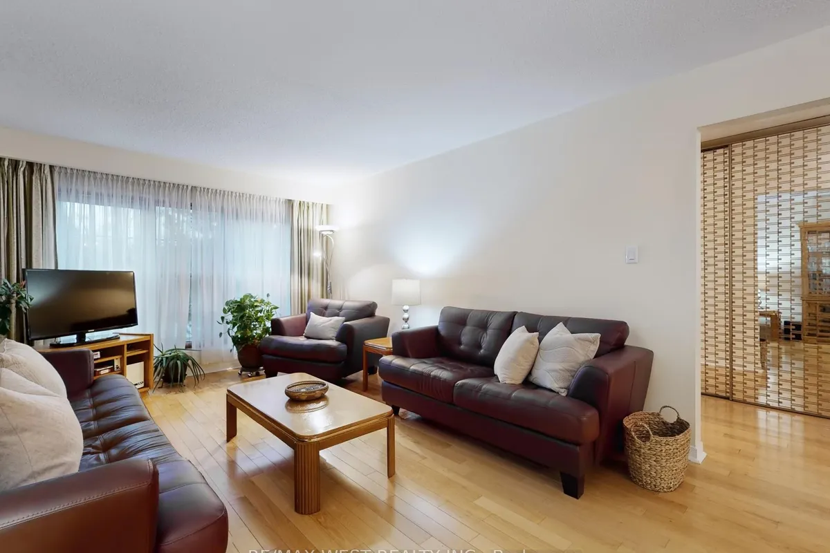 14 Chalet Road, ON M2J 3V4