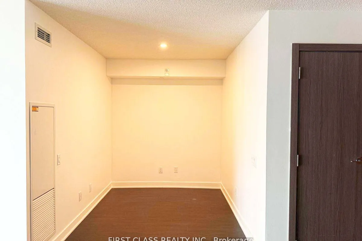 19 Bathurst St Street, ON M5V 0N2