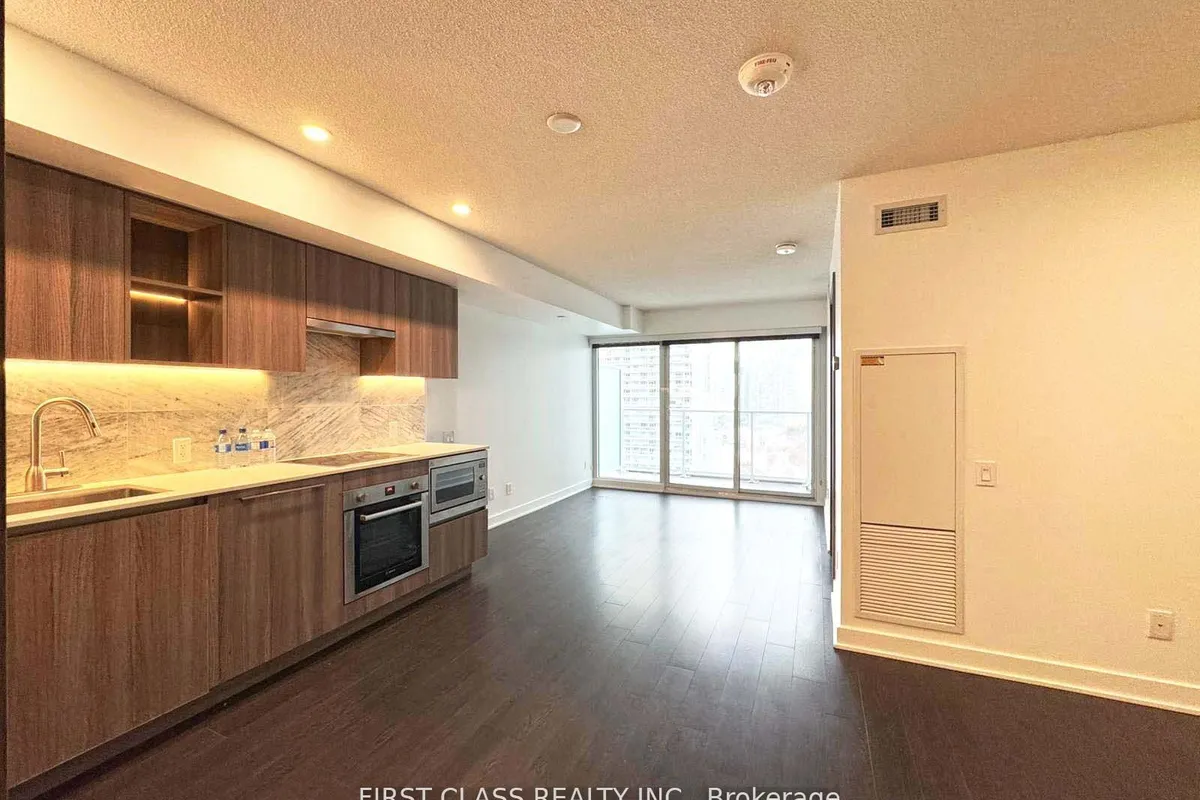 19 Bathurst St Street, ON M5V 0N2