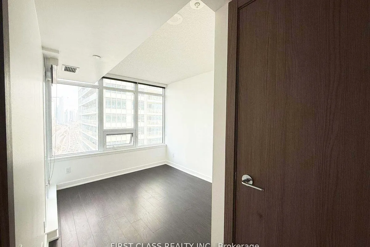 19 Bathurst St Street, ON M5V 0N2