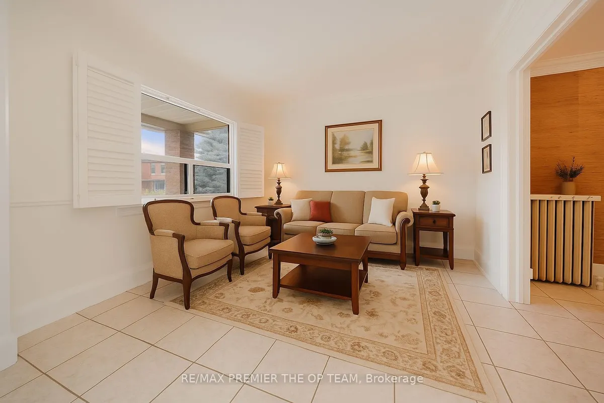 18 Greyton Crescent, ON M6E 2G2