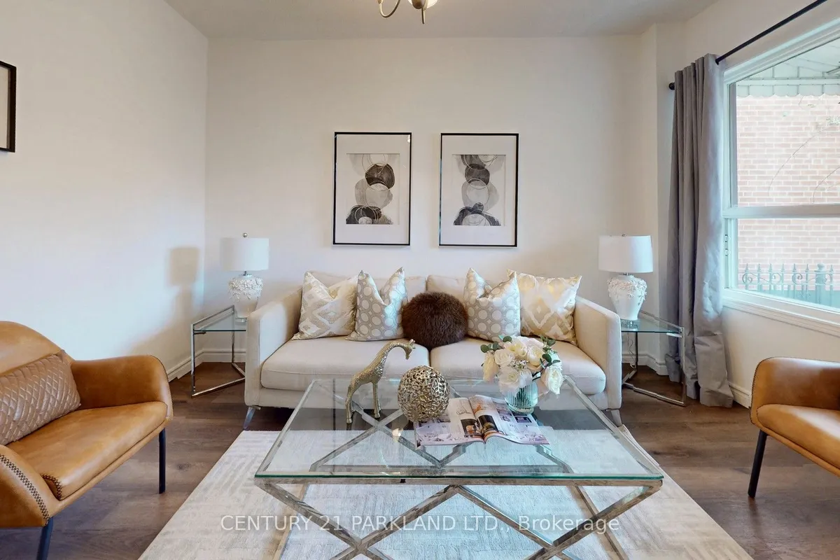 737 Manning Avenue, ON M6G 2W5