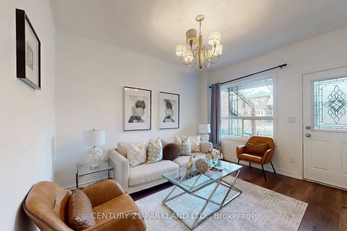 737 Manning Avenue, ON M6G 2W5