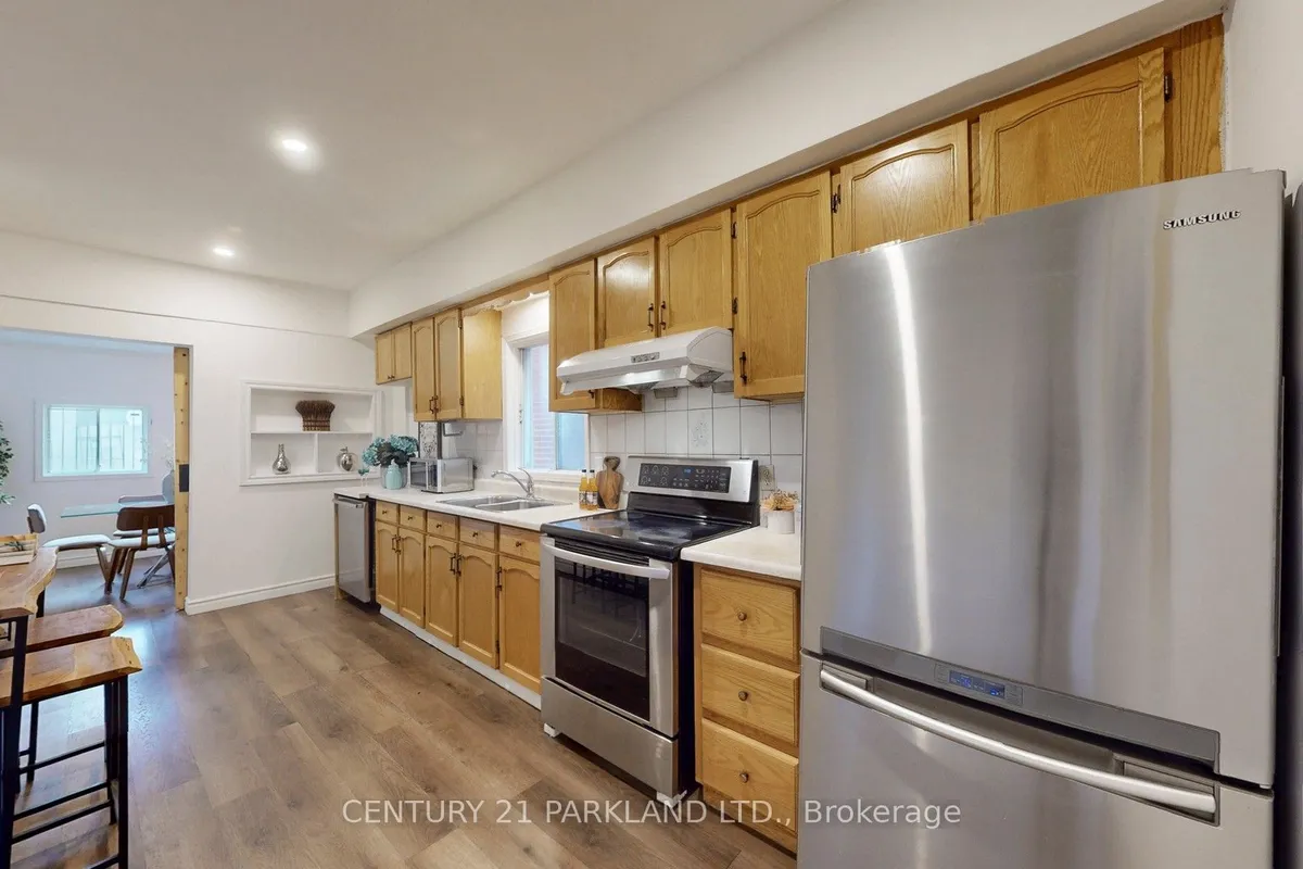 737 Manning Avenue, ON M6G 2W5