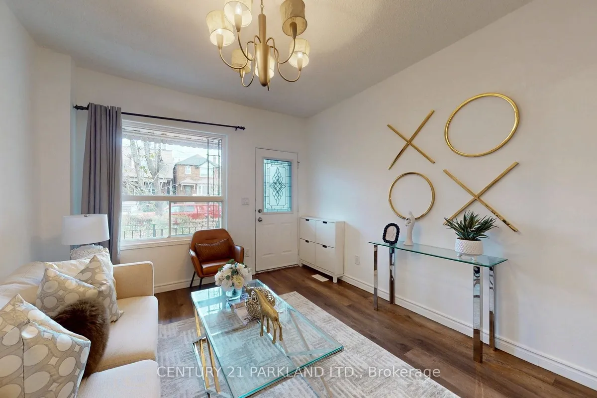 737 Manning Avenue, ON M6G 2W5