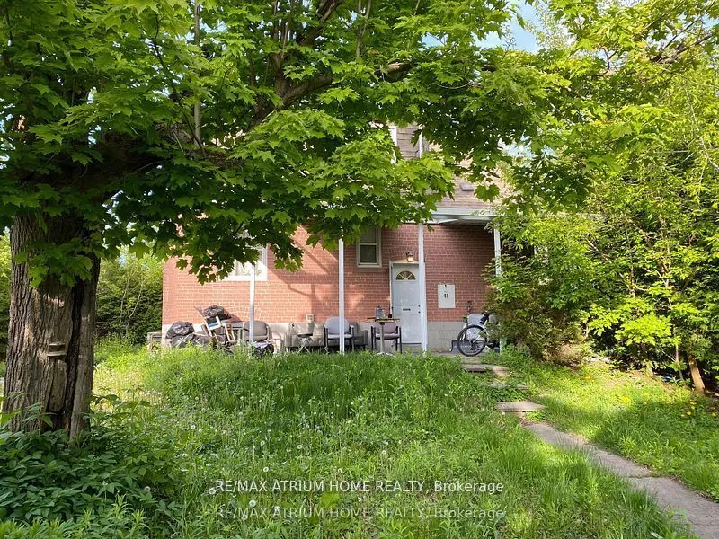 Detached living room at 28 Kensington Avenue Toronto