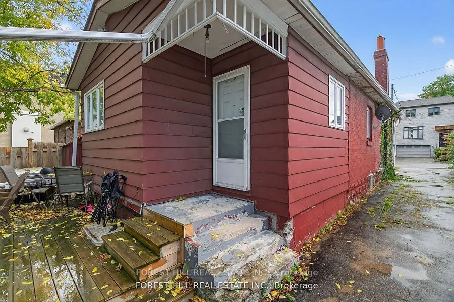 Detached kitchen at 78 Burndale Avenue Toronto