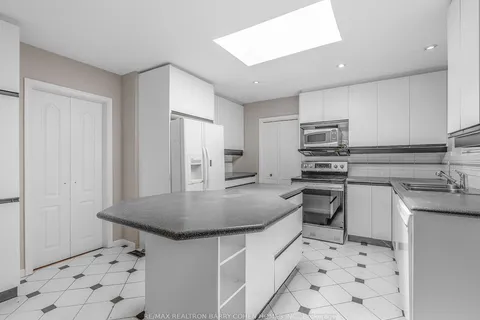 48 Bannatyne Dr, Toronto, ON M2L 2N9