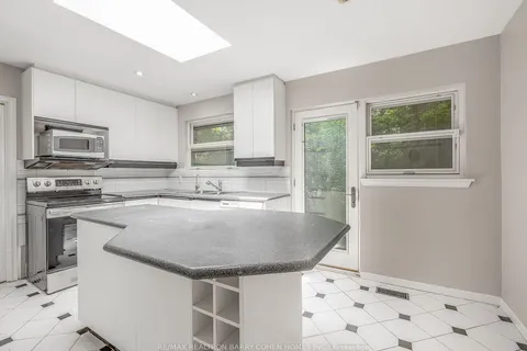 48 Bannatyne Dr, Toronto, ON M2L 2N9