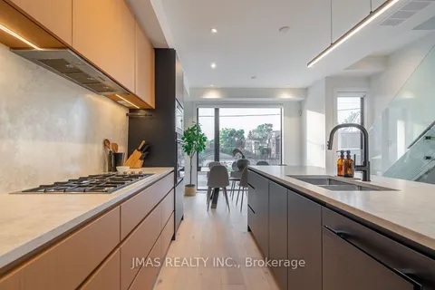 393 Harbord St, Toronto, ON M6G 1J1