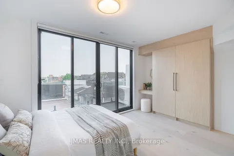 393 Harbord St, Toronto, ON M6G 1J1