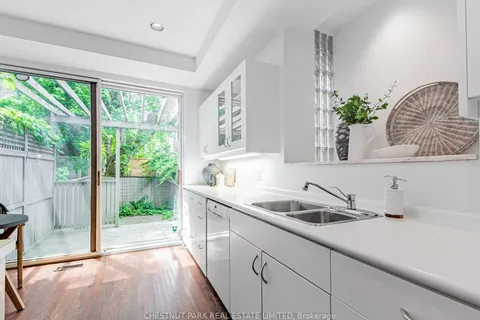 39 Hillsboro Ave, Toronto, ON M5R 1S6