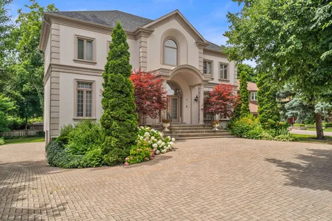 17 Paddock Crt, Toronto, ON M2L 2A7