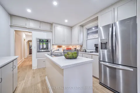 30 Wells St, Toronto, ON M5R 1P2