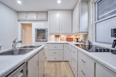 30 Wells St, Toronto, ON M5R 1P2