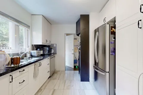 102 Tanjoe Cres, Toronto, ON M2M 1P7