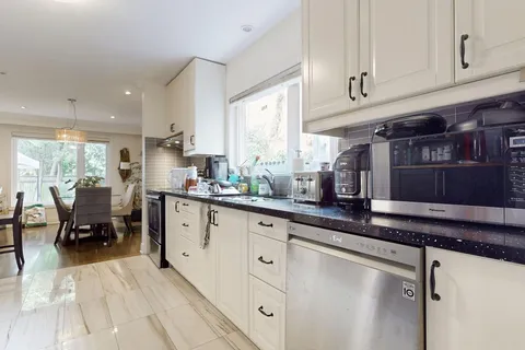 102 Tanjoe Cres, Toronto, ON M2M 1P7