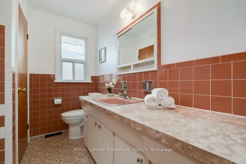 64 RUSCICA Dr, Toronto, ON M4A 1R4