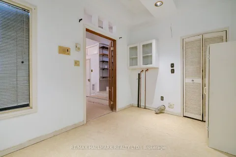 237 Carlton St, Toronto, ON M5A 2L2