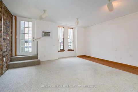 237 Carlton St, Toronto, ON M5A 2L2