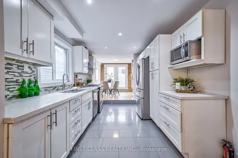 82 Wolseley St, Toronto, ON M5T 1A5